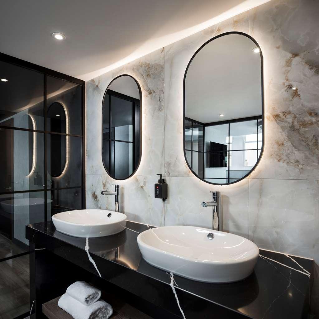 Radisson Red Hotel,