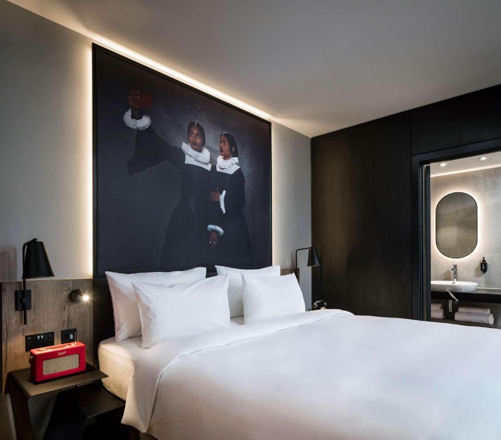 Radisson Red Hotel, Hotel