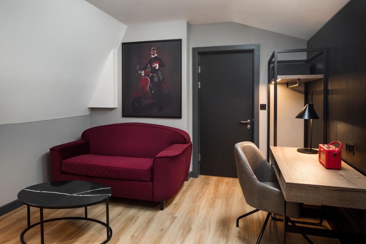 Radisson Red Hotel, Hotel